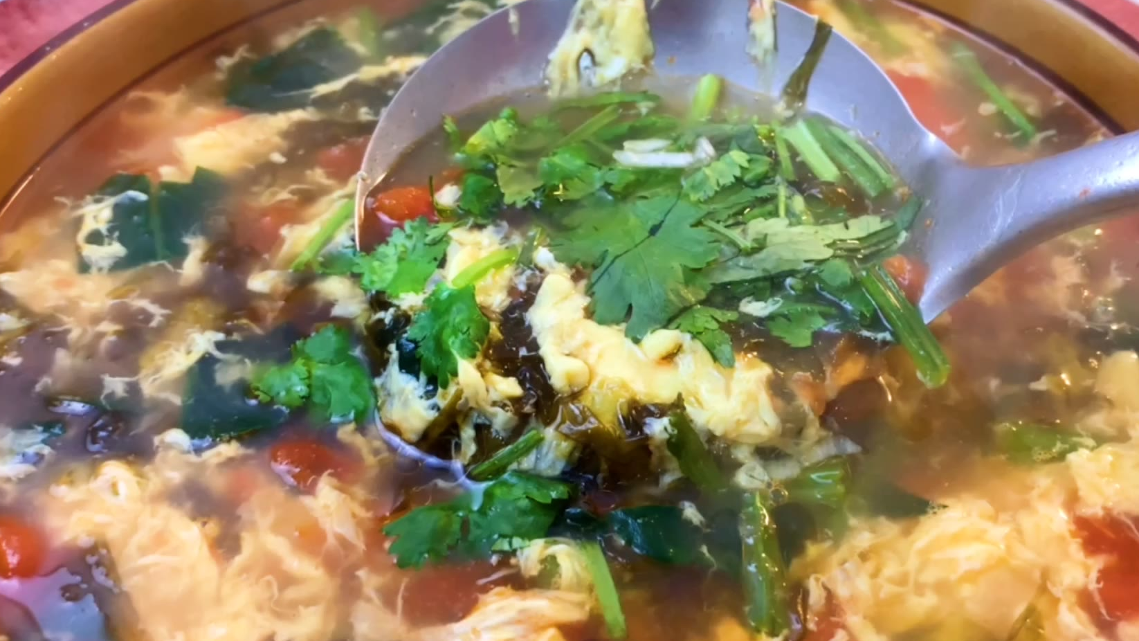 做鸡蛋汤万万不可直接倒入鸡蛋,学会这个技巧,两个鸡蛋做一锅汤